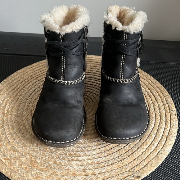 Ugg Kids Youth Leather Shearling Inside Boots Size 5 - Picture 2 of 10